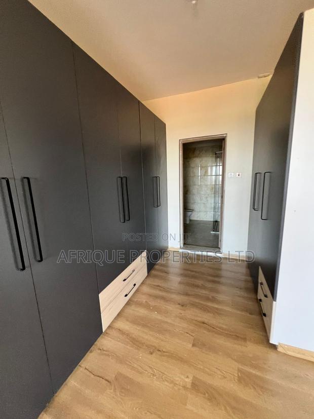5bdrm Duplex in Parkland, Parklands/Highridge for sale