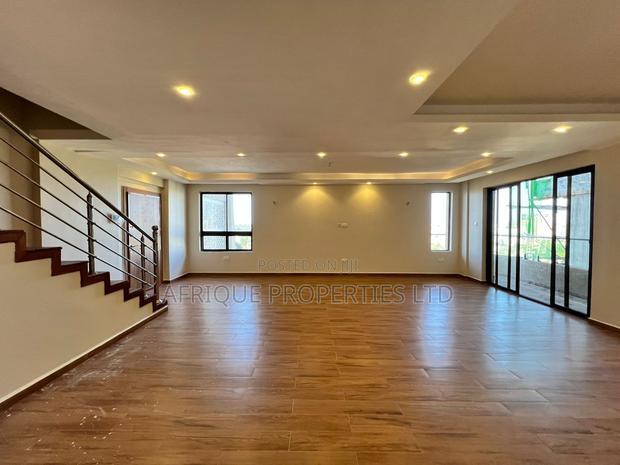 5bdrm Duplex in Parkland, Parklands/Highridge for sale