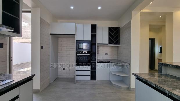 4bdrm Mansion in Membley for sale