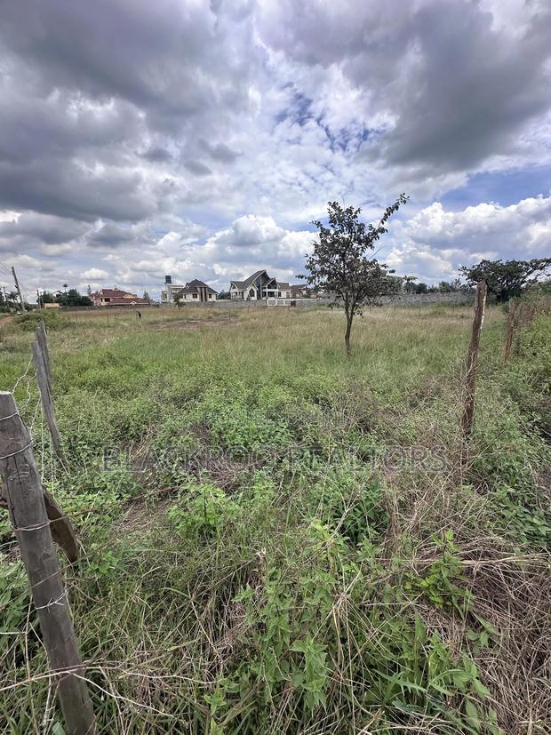 1/4 Acre Corner-Plot in Membly
