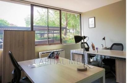 Large Offices With Many Desks