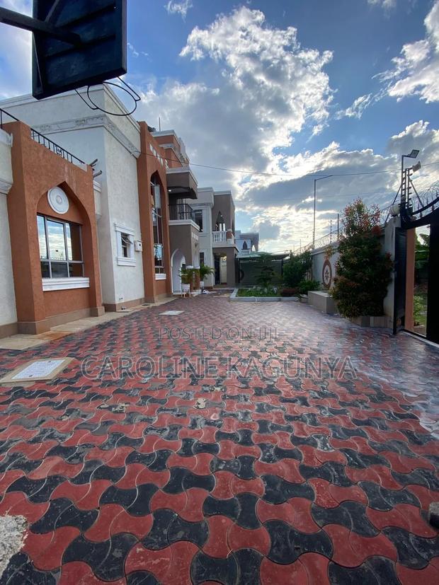 7bdrm Mansion in Utawala for rent