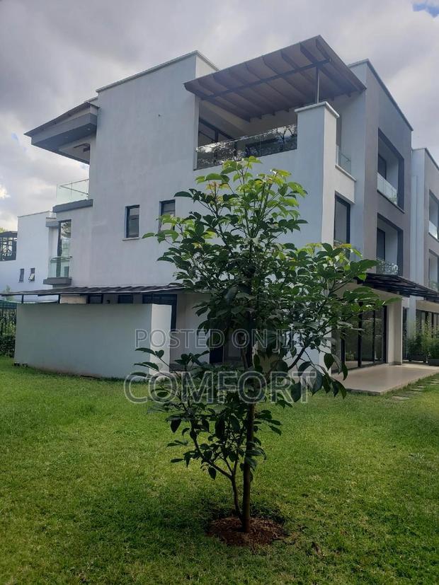 5bdrm Townhouse/Terrace in Lavington Green for sale