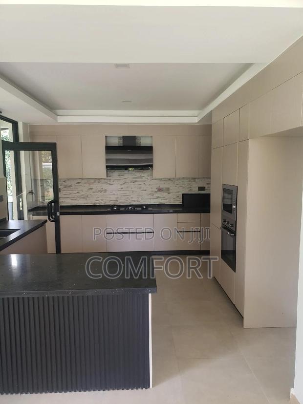 5bdrm Townhouse/Terrace in Lavington Green for sale