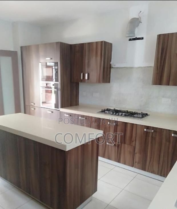 5bdrm Townhouse/Terrace in Lavington Green for sale