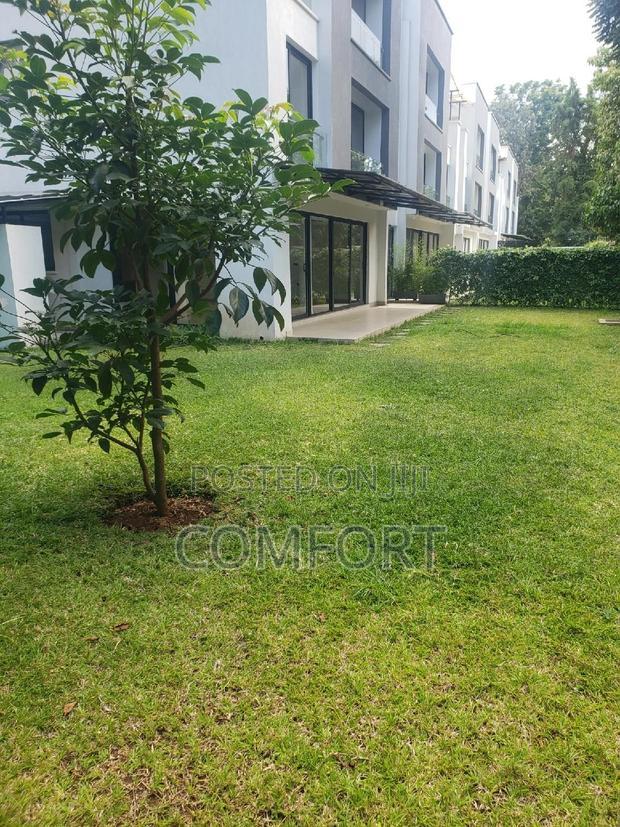 5bdrm Townhouse/Terrace in Lavington Green for sale