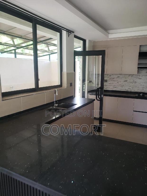 5bdrm Townhouse/Terrace in Lavington Green for sale