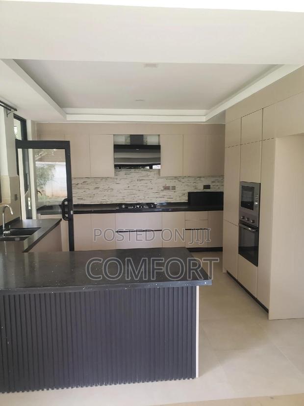 5bdrm Townhouse/Terrace in Lavington Green for sale