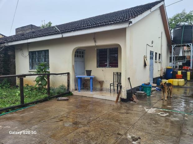 3bdrm Bungalow in Tena Estate, Donholm for sale