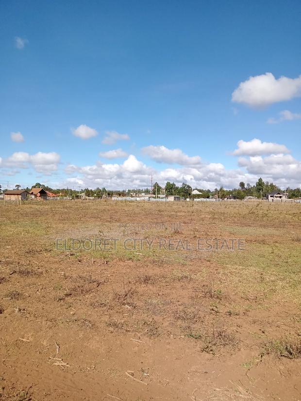 1/4 Plots Rolyton With Title Near Tarmac