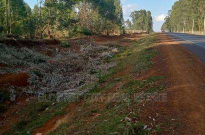 One Acre Plus 1/4 Kapseret Touching Tarmac