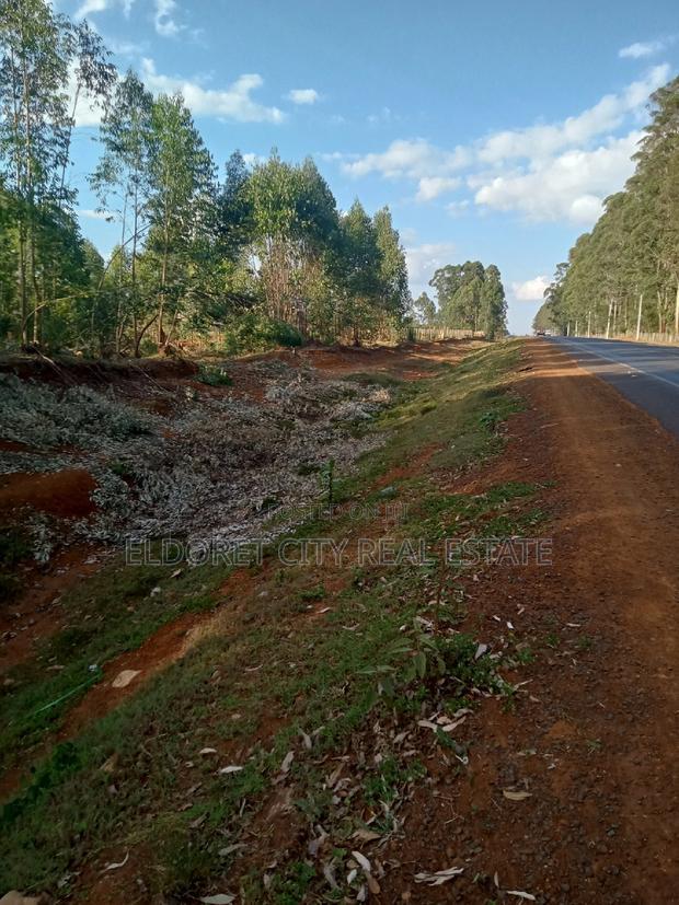 One Acre Plus 1/4 Kapseret Touching Tarmac