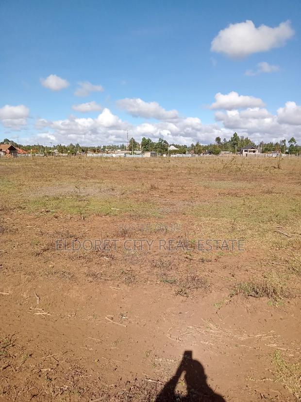 1/4 Plots Rolyton With Title Near Tarmac