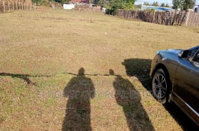 1/4 Plot Outspan Touching Tarmac Highway.