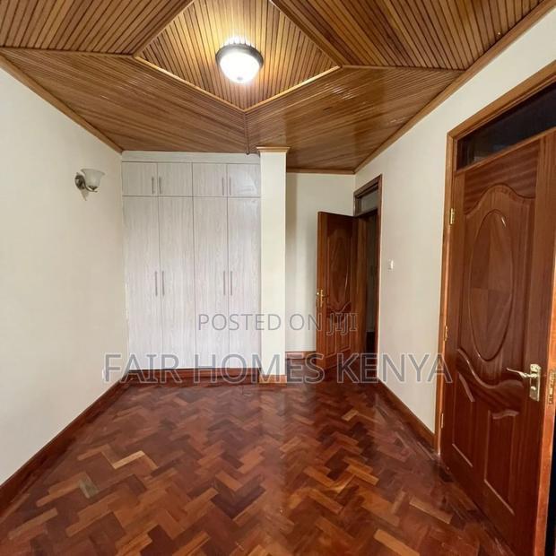 5bdrm Townhouse/Terrace in Lavington Green for sale