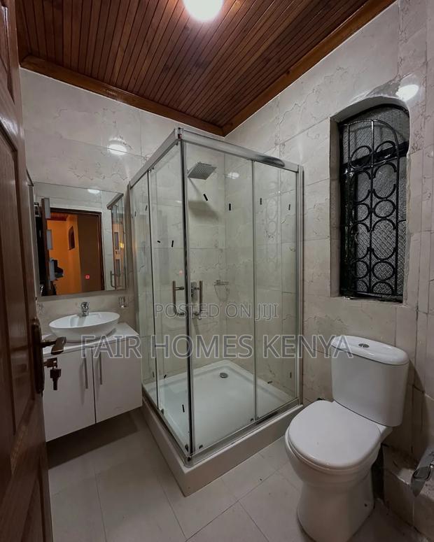 4bdrm Townhouse / Terrace in Lavington Green for rent