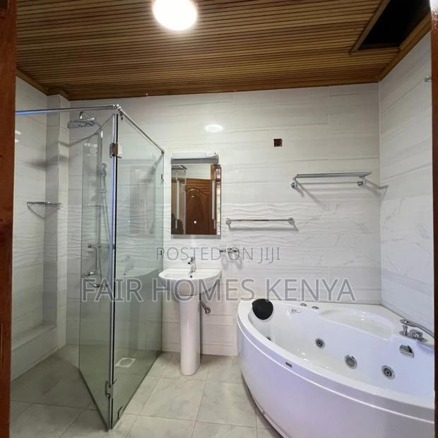 5bdrm Townhouse/Terrace in Lavington Green for sale