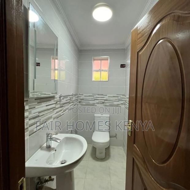 5bdrm Townhouse/Terrace in Lavington Green for sale