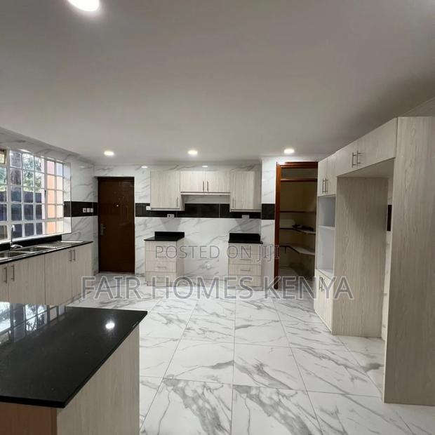 5bdrm Townhouse/Terrace in Lavington Green for sale