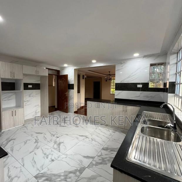5bdrm Townhouse/Terrace in Lavington Green for sale