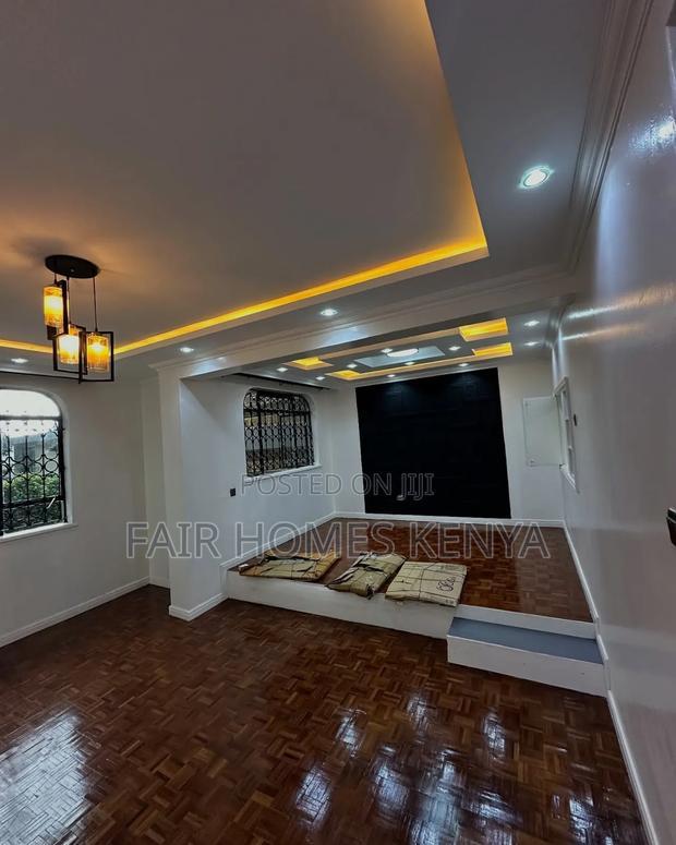 4bdrm Townhouse / Terrace in Lavington Green for rent