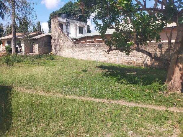 50by100 Plot in JCC Area Bamburi With Freehold Title at 3.2m