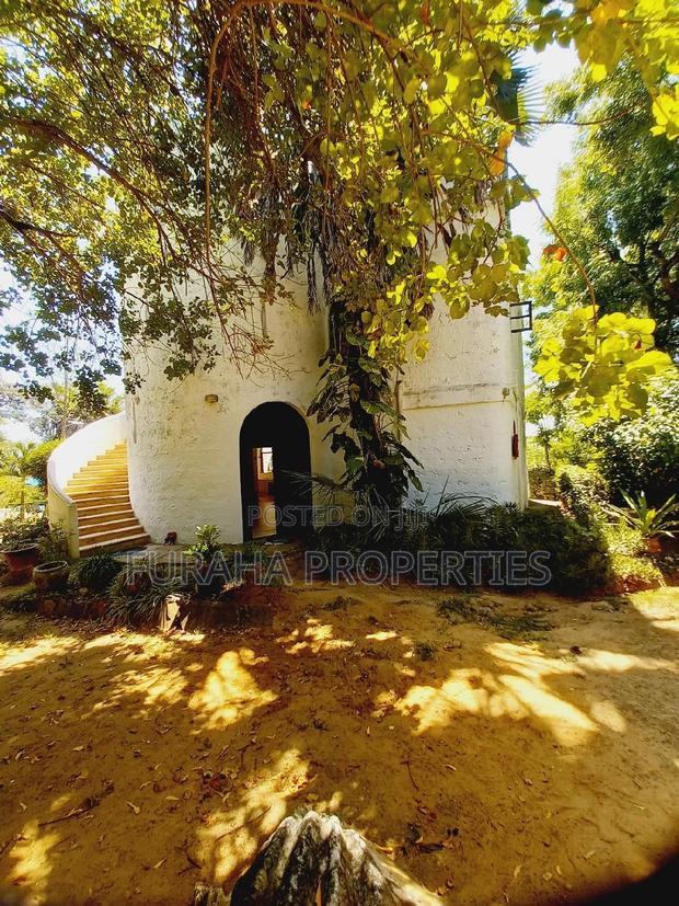 For Sale 8 Acres Creek and 4 BRMS Villa.