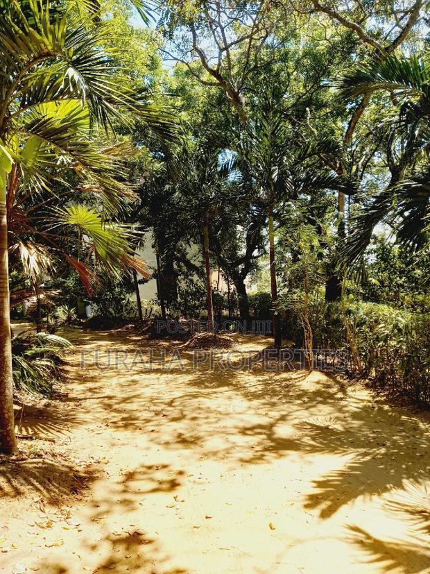 For Sale 8 Acres Creek and 4 BRMS Villa.