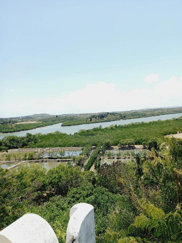 For Sale 8 Acres Creek and 4 BRMS Villa.