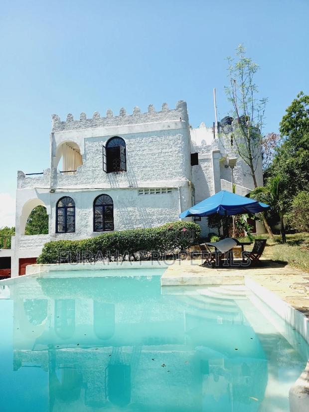 For Sale 8 Acres Creek and 4 BRMS Villa.