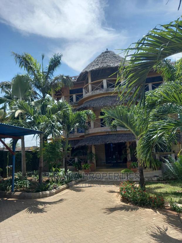 For Sale 6 Bedrooms Villa Nyali