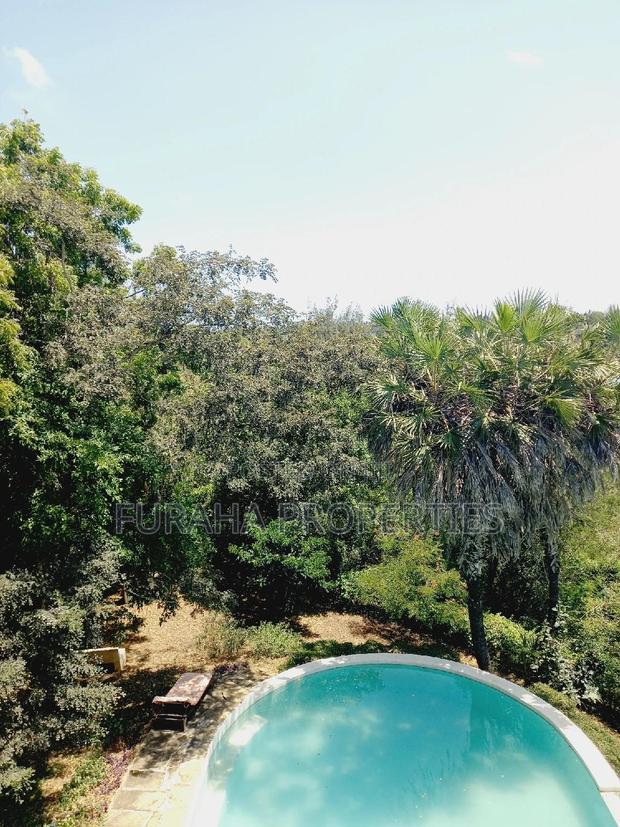 For Sale 8 Acres Creek and 4 BRMS Villa.