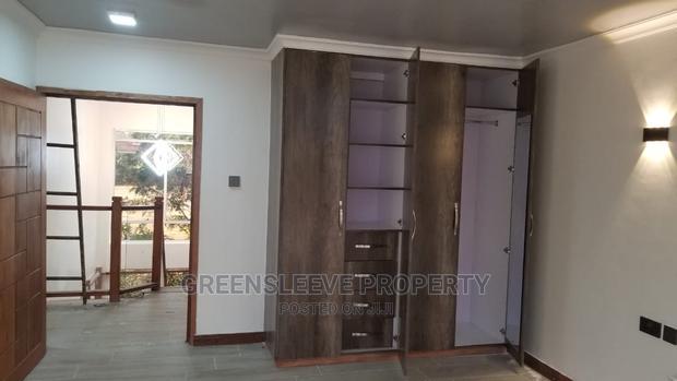 4bdrm Townhouse / Terrace in Bongain, Karen C for Rent