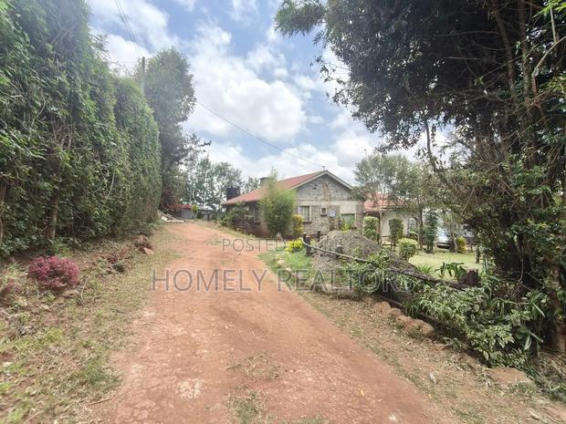 1.25 Acres With a 4-Bedroom Bungalow in Boroti Thigio Near Tarmac