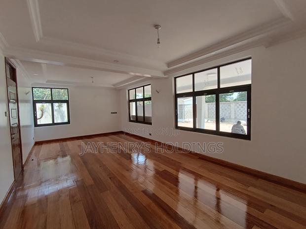 5bdrm House in Garden Estate, Roysambu for sale