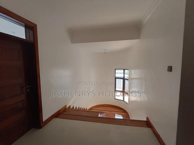 5bdrm House in Garden Estate, Roysambu for sale