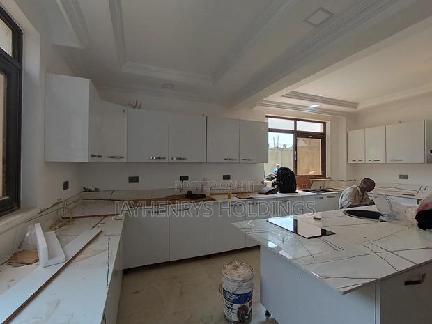 5bdrm House in Garden Estate, Roysambu for sale
