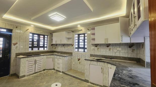 5bdrm Maisonette in Membely, Membley Estate for sale