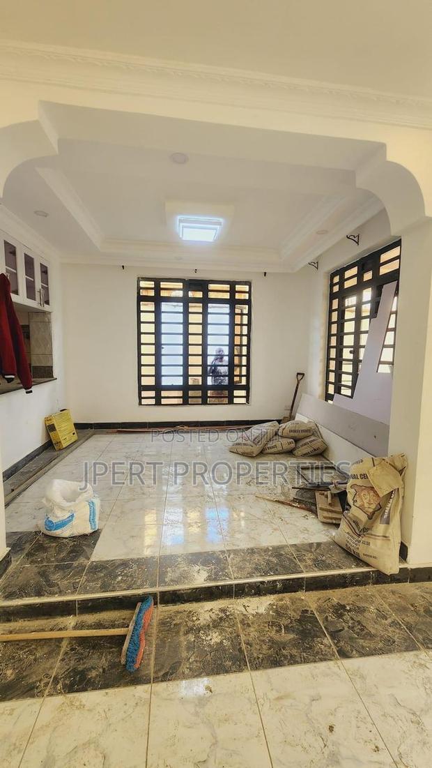5bdrm Maisonette in Membely, Membley Estate for sale