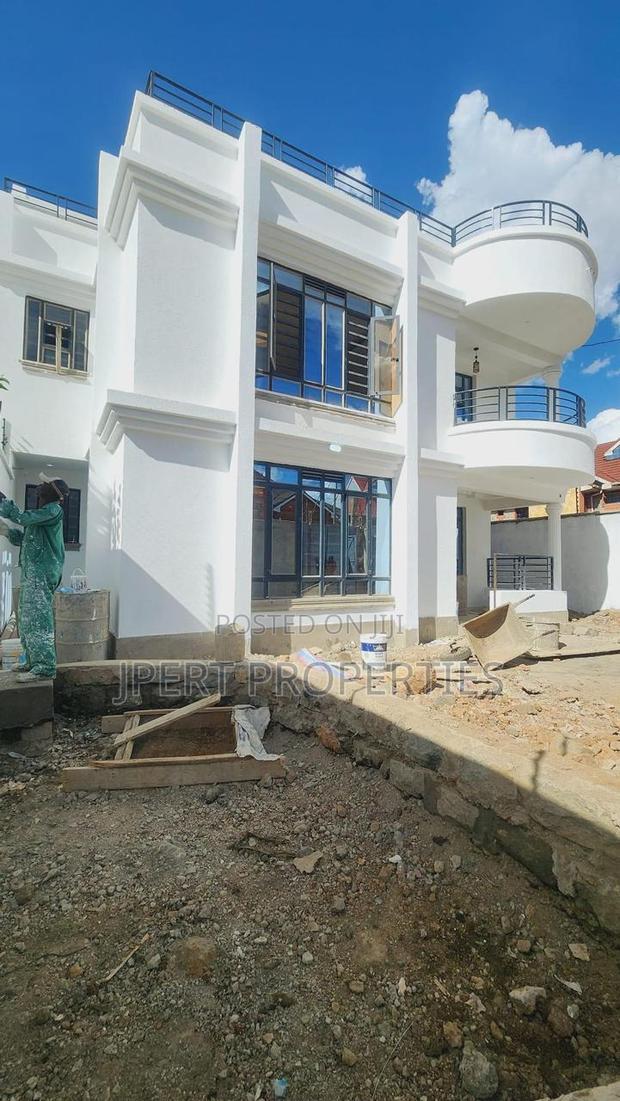 5bdrm Maisonette in Membely, Membley Estate for sale