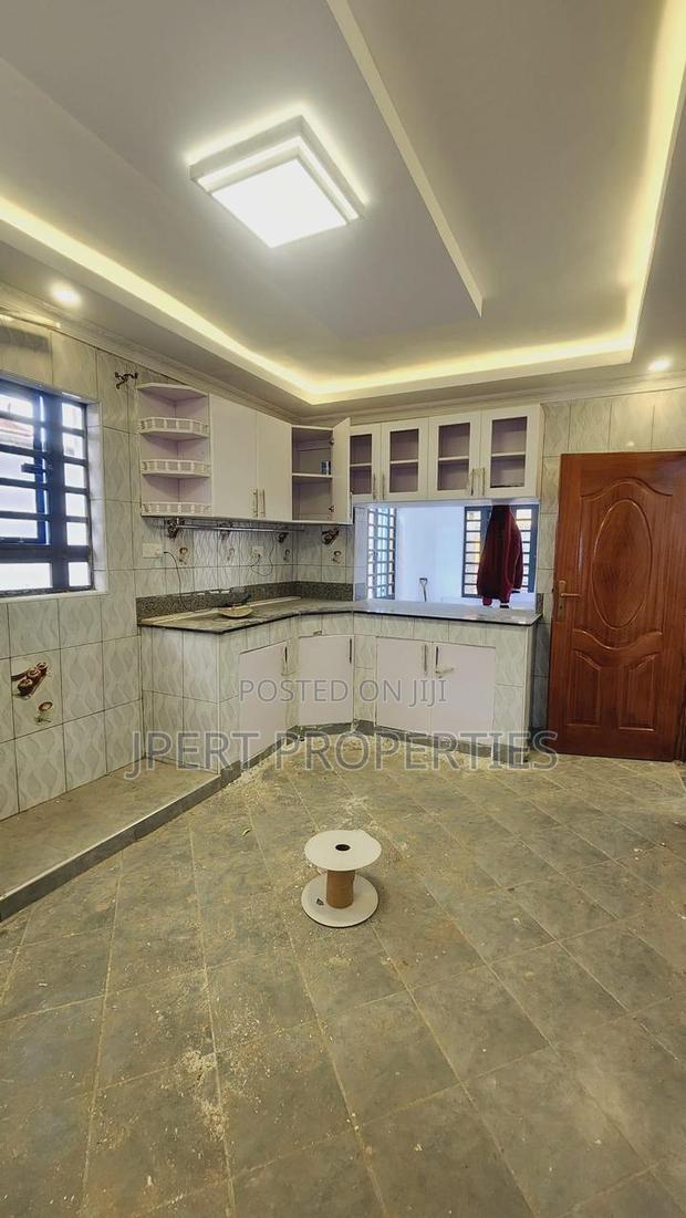 5bdrm Maisonette in Membely, Membley Estate for sale