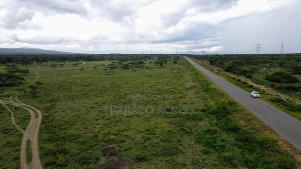 Prime 1 Acre Ewuaso Touching Tarmac at 3m