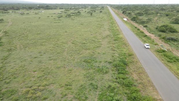 Prime 1 Acre Ewuaso Touching Tarmac at 3m