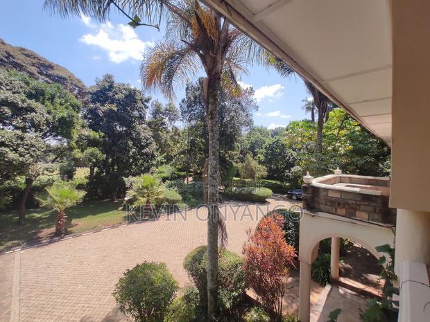 A 6 Bedroom House on 1acre Land