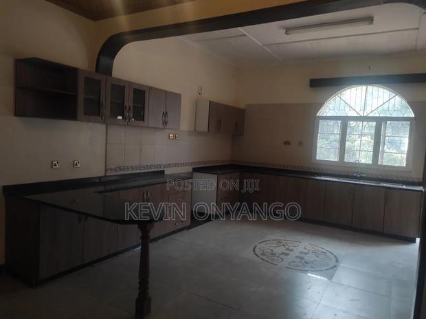 A 6 Bedroom House on 1acre Land