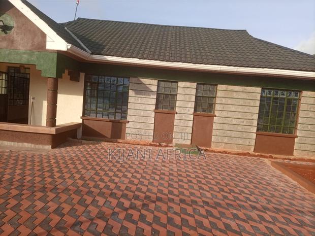 3bdrm Bungalow in Kenyatta Road / Theta for rent