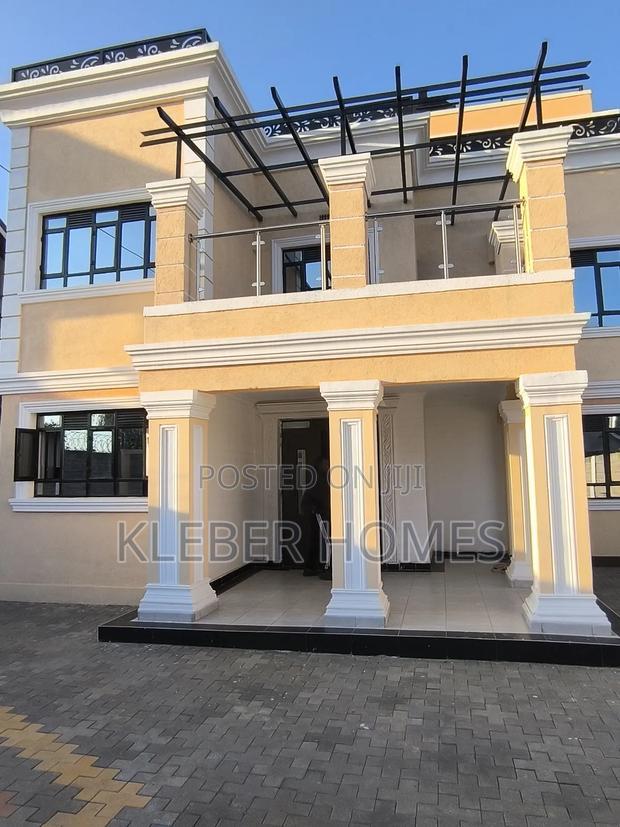 7bdrm Townhouse/Terrace in Kenyatta Road for sale