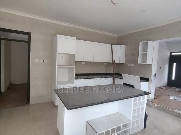5bdrm Villa in Lavington for sale