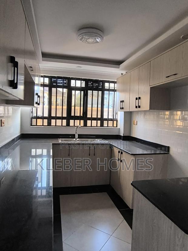 7bdrm Townhouse/Terrace in Kenyatta Road for sale