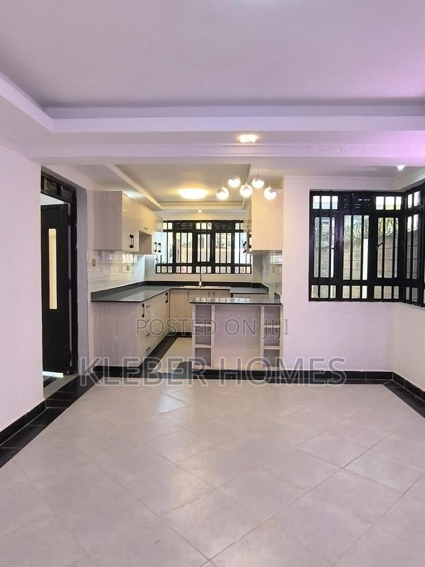 7bdrm Townhouse/Terrace in Kenyatta Road for sale